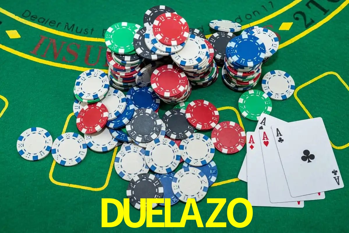 Escena dinámica inspirada en casino con iluminación DUELAZO, cartas, fichas e íconos de juegos digitales en un espacio moderno de juegos.